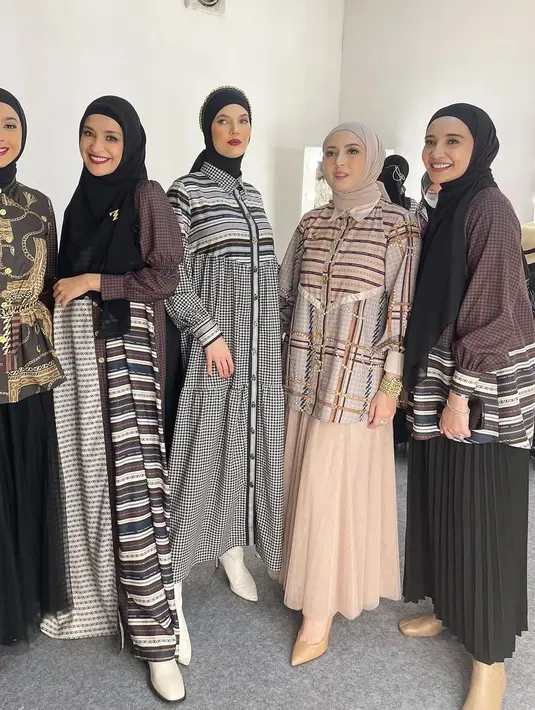 Dalam kesempatan lain, Nabila tampak elegan mengenakan blouse panjang dengan rok dan hijab hitamnya. [Foto: IG/nsyakieb85].