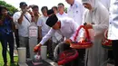 Usai berdoa, cawapres Hatta Rajasa menaburkan bunga di makam mantan Ketua MPR, Taufik Kiemas di TMP Kalibata Selasa (20/5/2014). (Liputan6.com/Miftahul Hayat)