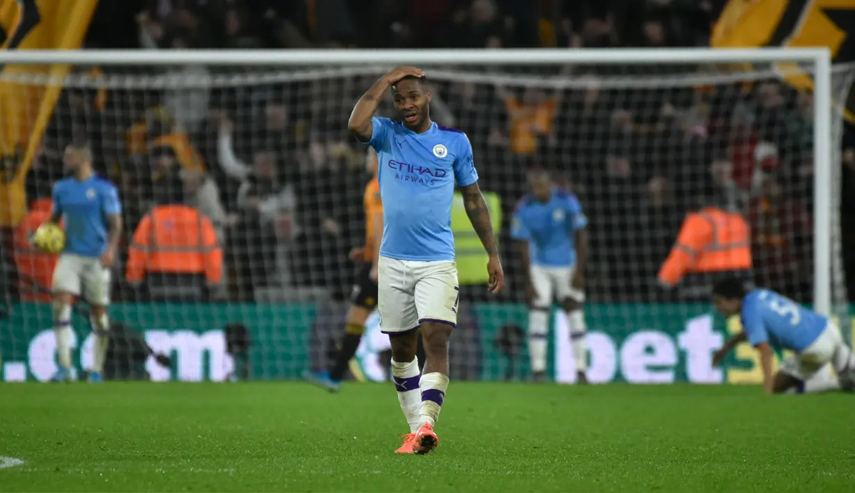 Pemain Manchester City Raheem Sterling memegangi kepalanya setelah pemain Wolverhampton Wanderers Matt Doherty membobol gawang timnya pada pertandingan Liga Inggris di Molineux Stadium, Wolverhampton, Inggris, Jumat (27/12/2019). Manchester City kalah 2-3. (AP Photo/Rui Vieira)