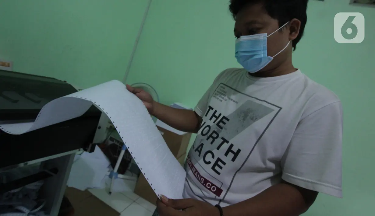 Petugas memeriksa Alquran braille yang diproduksi di Yayasan Raudlatul Makfufin (Taman Tunanetra) Buaran, Kota Tangerang Selatan, Jumat (23/4/2021). Dalam kesehariannya, yayasan tersebut dapat memproduksi 5 Alquran braille dengan penyebaran hingga ke luar negeri. (Liputan6.com/Angga Yuniar)