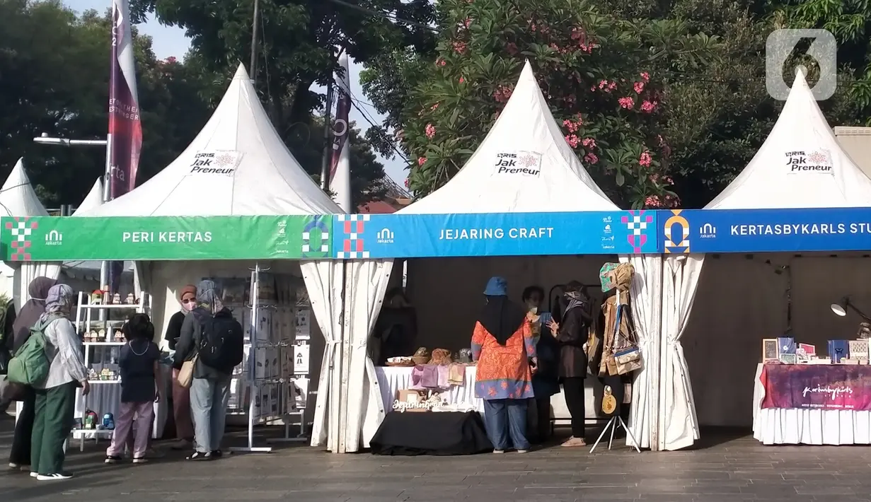 Warga mengunjungi salah satu kios produk UMKM kriya pada Festival #IniJakarta 2022 di kawasan Kota Tua, Jakarta, Sabtu (17/9/2022). Bukan hanya produk makanan dan minuman, pengunjung juga dapat menjumpai produk kriya yang unik dan menarik. (Liputan6.com/Magang/Aida Nuralifa)
