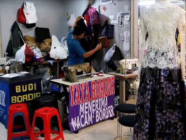 Suasana saat penjahit melakukan aktivitasnya di Pasar Mayestik, Jakarta Selatan, Senin (11/6). Para penjahit mengaku kebanjiran order sejak pertengahan Ramadan hingga jelang Lebaran. (Liputan6.com/JohanTallo)
