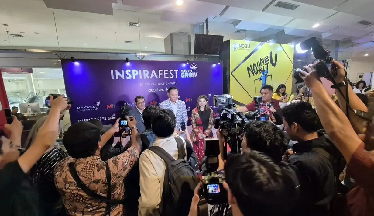 Dalam momen tersebut, Merry Riana tampil menyala dengan perpaduan wastra bernuansa merah [@agusyudhoyono]