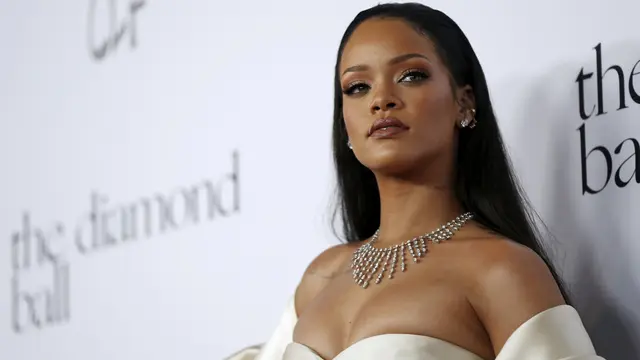 20151211-Rihanna Tampil Seksi Pada Acara Penggalangan Dana di California