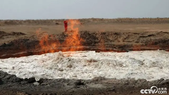 Ngeri, Turkmenistan Punya Kawah Berapi yang Menyala Di Atas Air