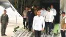 Presiden Joko Widodo bersama rombongan usai meninjau pesawat penyemai hujan buatan di Pangkalan TNI AU Roesmin Nurjadin,, Kota Pekanbaru, Selasa (17/9/2019). Setidaknya, sebanyak 52 pesawat dikerahkan untuk memadamkan kebakaran hutan dan lahan (karhutla) di Riau. (Liputan6.com/HO/Biro Pers Setpres)