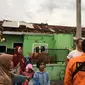 Sebanyak 640 unit rumah rusak akibat angin puting beliung gang melanda wilayah Rancaekek, Kabupaten Bandung, Jumat (11/1/2019). (Dok. Basarnas)
