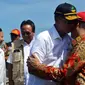 Gubernur Bengkulu Rohidin Mersyah menyambut kedatangan Menteri Sosial Agus Gumiwang Kartasasmita dan Menteri BUMN Rini Soemarno yang mengunjungi korban banjir di Bengkulu (Liputan6.com/Yuliardi Hardjo)