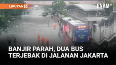 Dua armada bus TransJakarta koridor 12 dan koridor 5 terjebak banjir di Jalan Mangga Dua Raya, Sawah Besar, Jakarta Pusat, Senin siang. Kedua bus hanya bisa tertahan dan parkir di halte busway karena tidak dapat melintasi genangan air yang menutup ak...