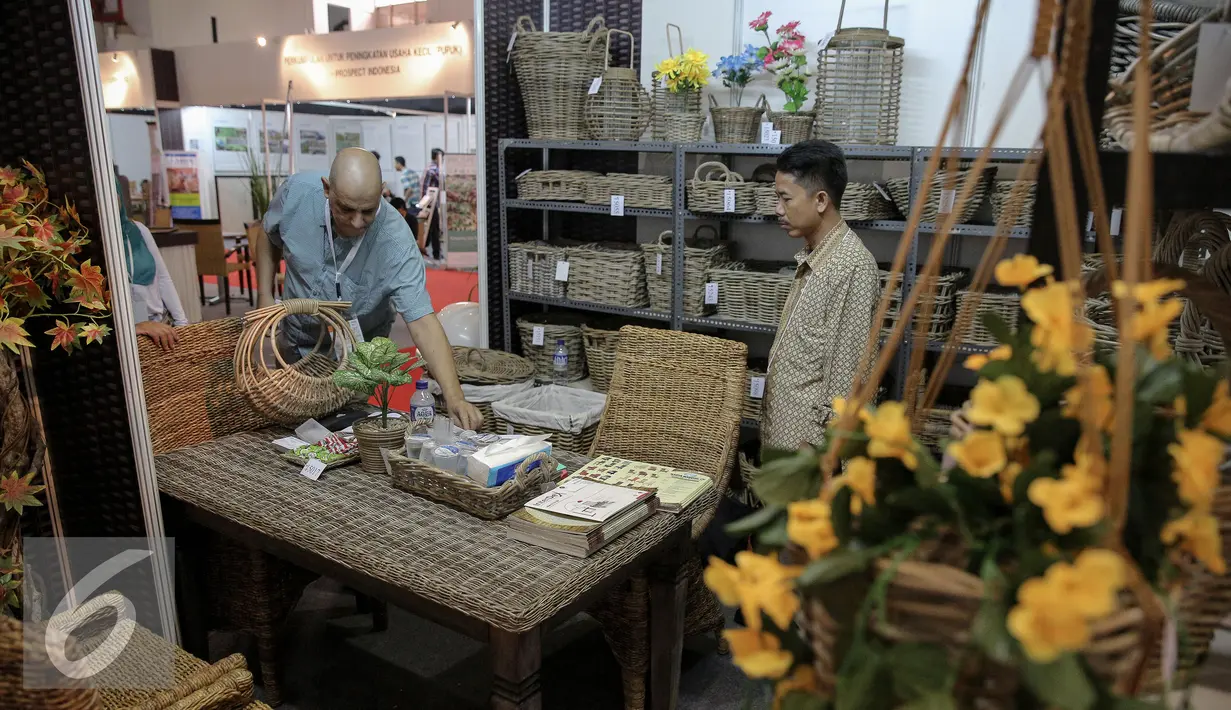 Pengunjung melihat produk-produk yang di pamerkan saat Trade Expo Indonesia 2015 di Jakarta, Rabu (21/10/2015). Pameran menghadirkan usaha skala mikro, kecil, menengah hingga besar, pameran berlangsung dari 21-25 Oktober 2015. (Liputan6.com/Faizal Fanani)