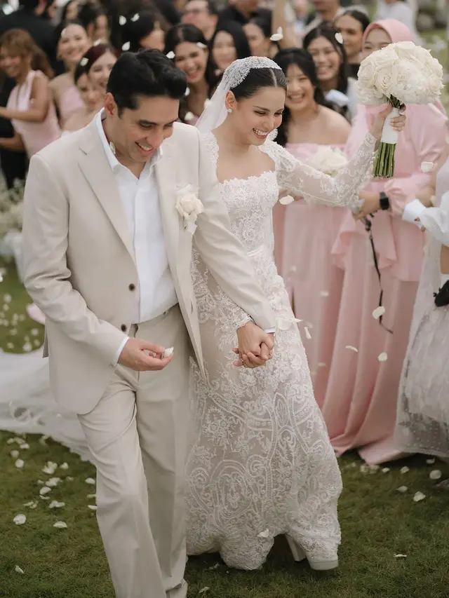 Lihat di sini gaun pilihan Yunita Siregar di momen pemberkatan pernikahan.