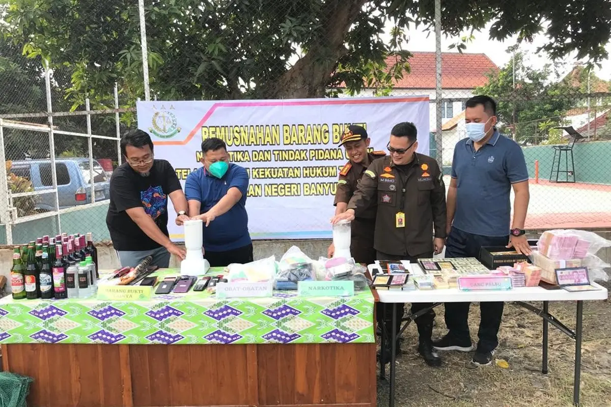 Pemusnahan Barang- bukti yang perkaranya mempunyai kekuatan hukum tetap di Kejaksaan Negeri Banyuwangi (Hermawan Arifianto/Liputan6.com)
