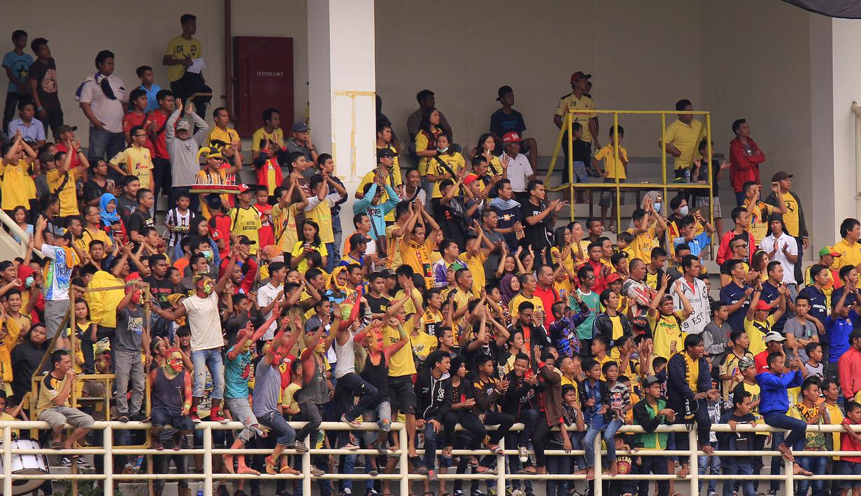 Aksi suporter Mitra Kukar dalam partai perempatfinal Piala Presiden 2015 antara Mitra Kukar melawan PSM di Stadion Aji Imbut, Tenggarong, Sabtu (19/9/2015). (Bola.com/M. Ridwan)