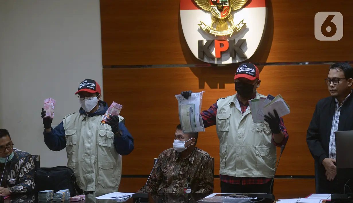 Petugas KPK menunjukkan hasil OTT terhadap Bupati Kutai Timur Ismunandar di Gedung KPK, Jakarta, Jumat (3/7/2020). KPK menyita barang bukti uang tunai Rp 170 juta, buku tabungan dengan saldo Rp 4,8 miliar, dan sertifikat deposito Rp 1,2 miliar. (merdeka.com/Imam Buhori)