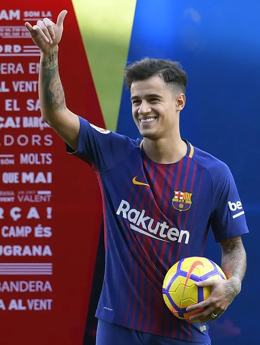 Philippe Coutinho saat menyapa fans pada sesi perkenalan di Camp Nou stadium, Barcelona, Spain, (8/01/2018). Coutinho bergabung dengan Barcelona dari Liverpool dengan nilai transfer sebesar 160 juta euro. (AFP/Lluis Gene)