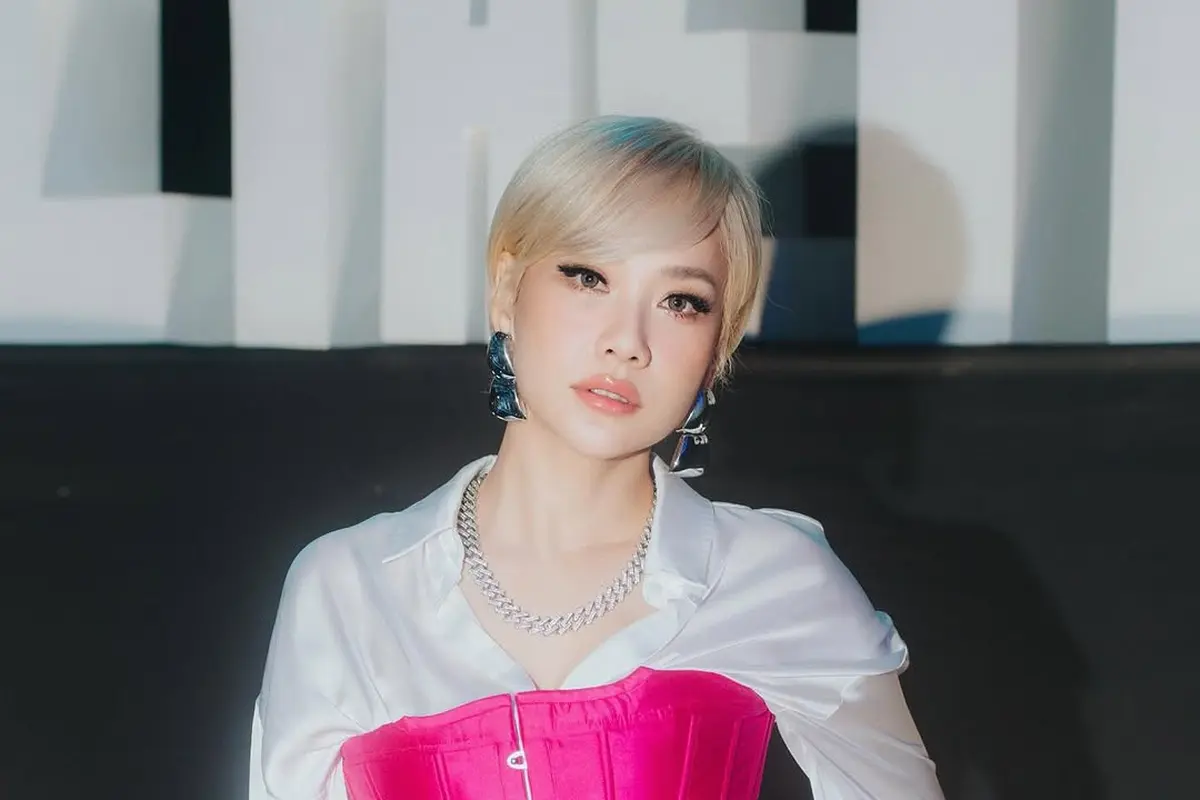 Genap 42 Tahun, Potret Menawan Bunga Citra Lestari Tampil Bak Barbie dengan Dress Pink dan Rambut Blonde