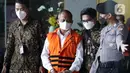 Kepala Bidang Pendidikan Khusus Dinas Pendidikan, Pemuda dan Olahraga DIY, Edy Wahyudi (tengah) digiring petugas sesaat sebelum rilis penahanan di Gedung KPK, Jakarta, Kamis (21/7/2022). KPK menahan dua tersangka kasus dugaan korupsi pekerjaan pembangunan Stadion Mandala Krida Daerah Istimewa Yogyakarta yang diusut sejak awal 2021. (Liputan6.com/Helmi Fithriansyah)