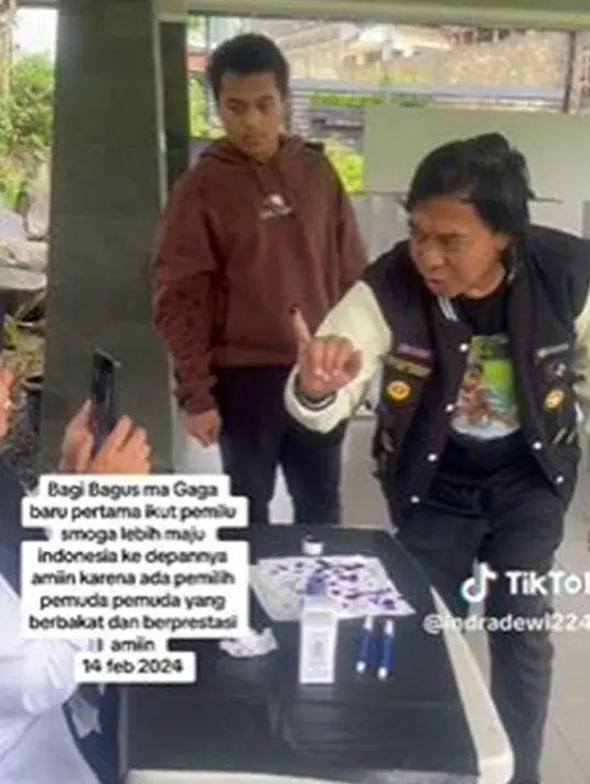 Sebagai komedian, Komeng juga menunjukkan aksi kocaknya saat dimintai foto oleh salah satu petugas KPPS setempat. Pemilik jargon 'uhuy' ini memamerkan jari bertinta ungu dengan gestur kocak. Alhasil, netizen pun ngakak dan mendoakannya lolos menjadi anggota DPD RI Jawa Barat. (Liputan6.com/TikTok/@indradewi2242)