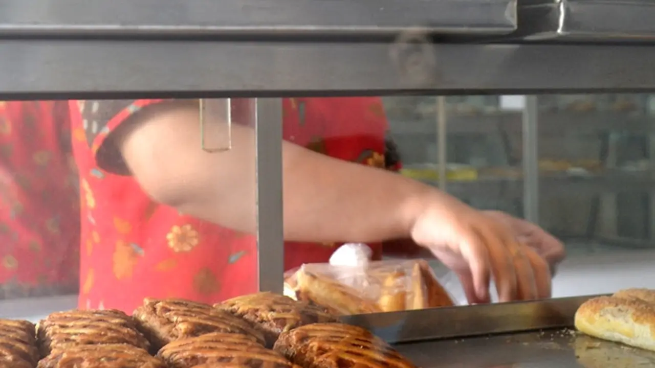 Seorang karyawan Toko roti Go menata roti yang baru saja dientas dari oven. (Foto: Liputan6.com/Muhamad Ridlo)
