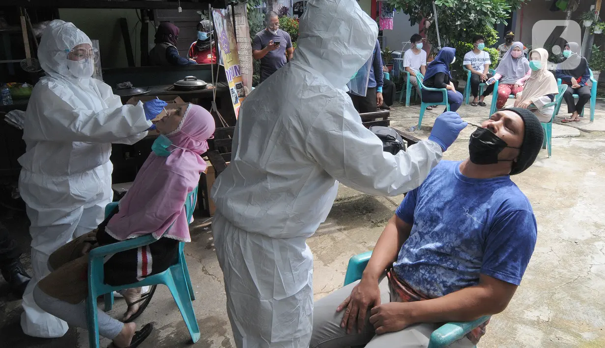 Petugas puskesmas melakukan tes antigen massal di kawasan permukiman RT 04/ RW 02 Kelurahan Srengseng Sawah, Jagakarsa, Jakarta, Selasa (25/05/2021). Sebanyak 13 orang di wilayah itu diketahui positif Covid-19 yang diduga tertular usai melaksanakan mudik dan halal bihalal. (merdeka.com/Arie Basuki)
