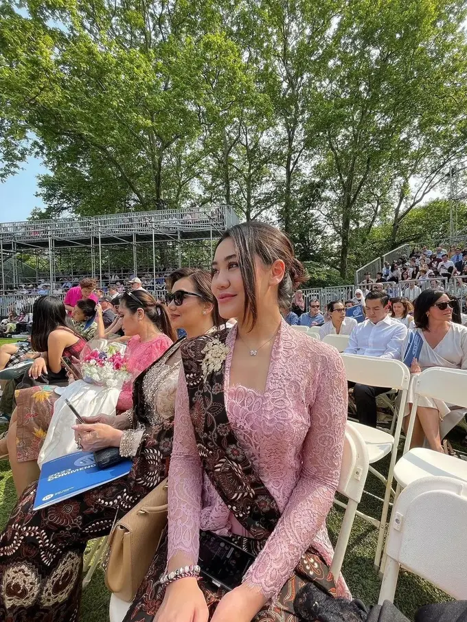 6  Inspirasi Kebaya untuk Pendamping Wisuda dari Kris Dayanti, Ashanty, Aaliyah Massaid, hingga Sarah Menzel