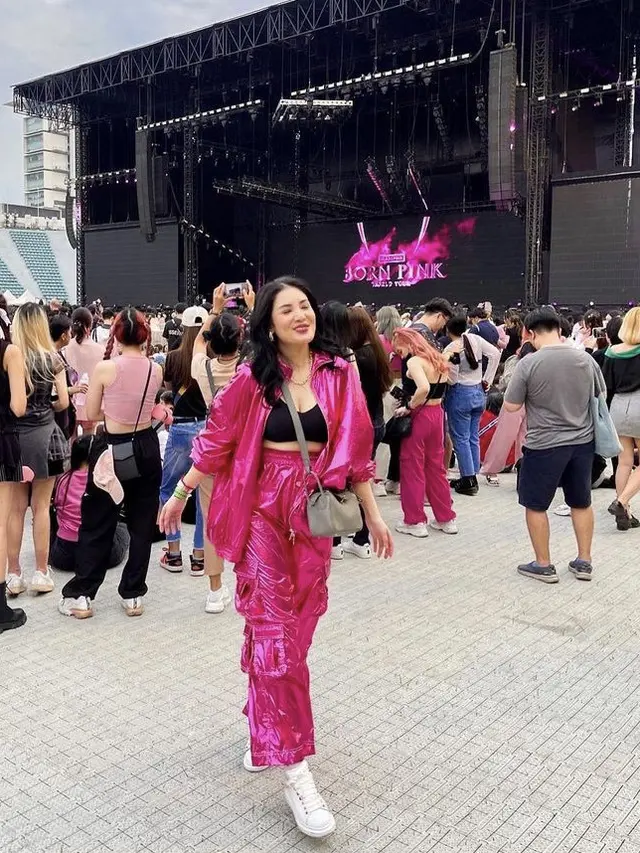 Gaya Nindy Ayunda Menyaksikan Konser Blackpink di Thailand, credit: (@nindyayunda)