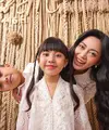 Tampilan memikat dengan busana Lebaran yang elegan menambah momentum hangat keluarga Rachel Vennya.