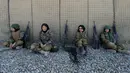 Sejumlah prajurit wanita dari Tentara Nasional Afghanistan (ANA) beristiraht seusai mengikuti sesi latihan menembak di Kabul Military Training Centre (KMTC), 26 Oktober 2016. (REUTERS/Mohammad Ismail)