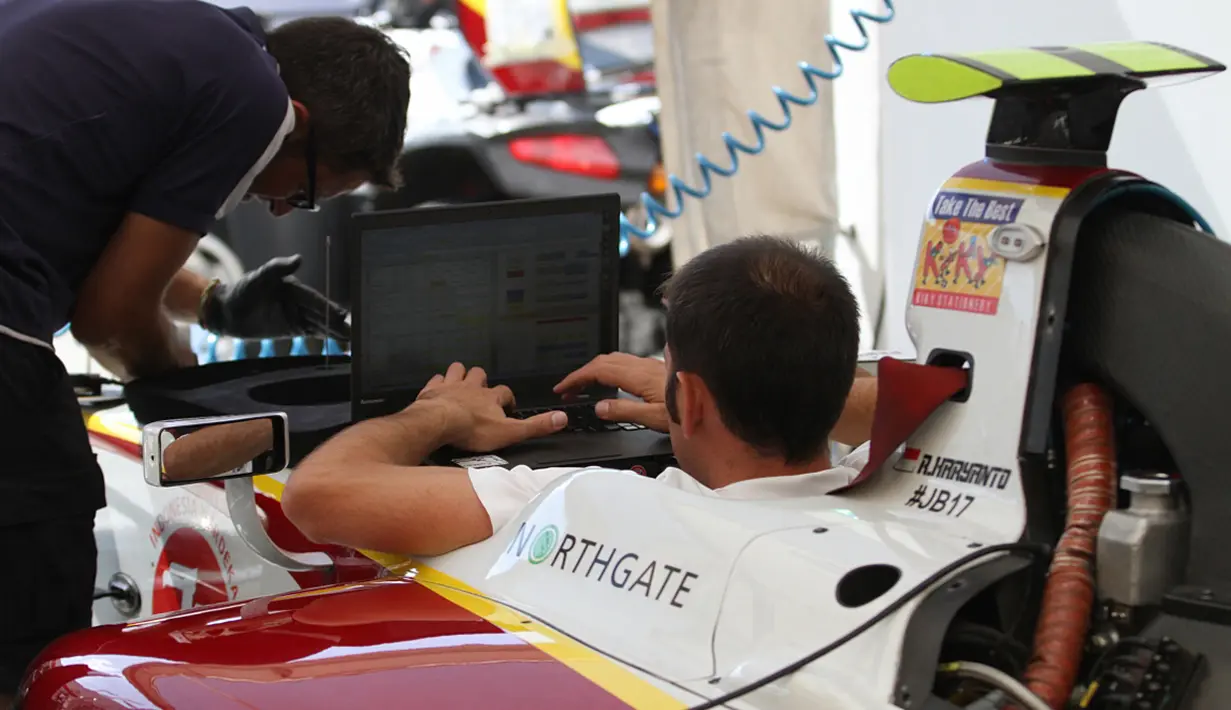 Kepala Teknisi Campos Racing, Emilio, tengah melakukan pengecekan setingan mobil Rio Haryanto. (Bola.com/Reza Khomaini)
