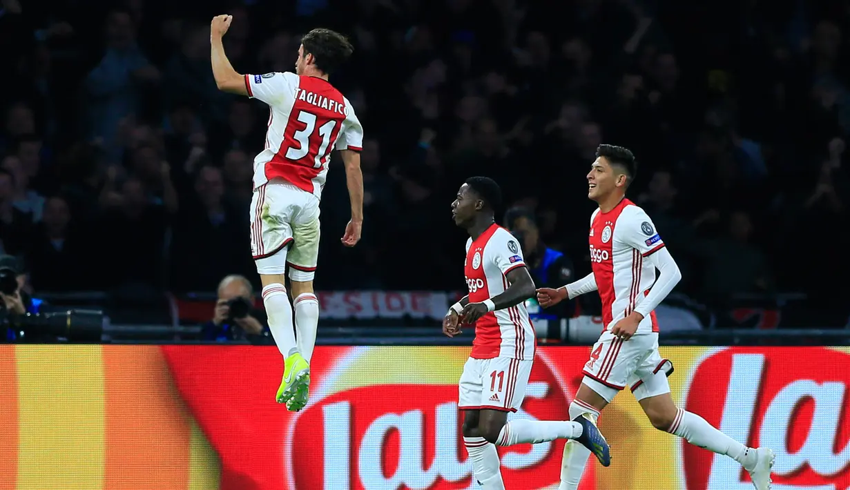 Pemain Ajax, Nicolas Tagliafico (kiri) melakukan selebrasi usai mencetak gol ke gawang Lille pada laga Grup H Liga Champions di Amsterdam, Belanda, Selasa (17/9/2019). Ajax memuncaki klasemen Grup H Liga Champions usai mengalahkan Lille 3-0. (AP Photo/Peter Dejong)