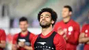 Pesepakbola timnas Mesir, Mohamed Salah menghadiri sesi latihan terakhir timnya menuju Piala Dunia 2018 di Kairo, Sabtu (9/6). Dokter timnas Mesir mengatakan tidak ada jaminan bagi Salah menjadi starter menghadapi Uruguay nanti.  (AFP/Khaled DESOUKI)
