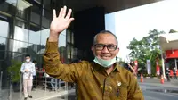 Ketua Komisi Yudisial (KY), Jaja Ahmad Jayus melambaikan tangan usai pertemuan dengan pimpinan KPK di Gedung KPK, Jakarta, Jumat (3/7/2020). Pertemuan yang berlangsung tertutup itu untuk membahas pertukaran data terkait hakim bersama pimpinan lembaga antirasuah tersebut. (merdeka.com/Imam Buhori)