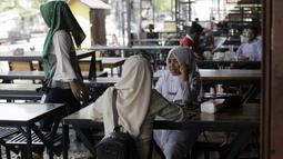 Pengunjung duduk di sebuah restoran di Bireuen, Aceh, Rabu (5/9). Selain larangan duduk bersama nonmuhrim, Pemerintah Kabupaten Bireuen juga melarang pramusaji melayani perempuan di atas pukul 21.00 WIB, kecuali dengan muhrimnya (AFP PHOTO/AMANDA JUFRIAN)