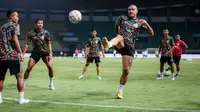 Pemain Bhayangkara FC, Radja Nainggolan saat melakukan pemanasan sebelum dimulainya laga lanjutan BRI Liga 1 2023/2024 antara Bhayangkara FC melawan Persita Tangerang di Stadion Patriot Candrabhaga, Bekasi, Minggu (17/12/2023). (Bola.com/Bagaskara Lazuardi)