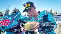 David Alonso merasakan segarnya kelapa muda usai menjuarai Moto3 2024 di Sirkuit Mandalika, NTB, Minggu (29/9/2024). (Instagram/motogp)