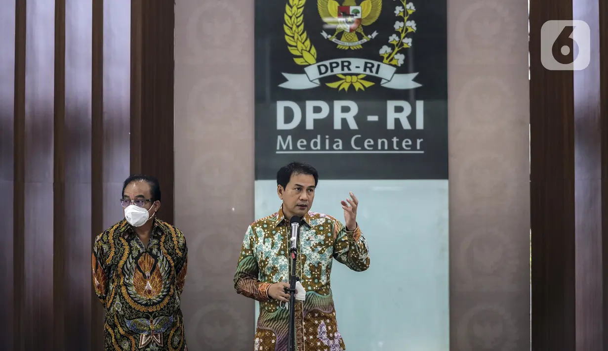 Wakil Ketua DPR Azis Syamsuddin (kanan) menyampaikan keterangan mengenai Papua di Kompleks Parlemen, Senayan, Jakarta, Kamis (3/12/2020). Azis mengutuk oknum United Liberation Movement for West Papua (ULMWP) yang mengklaim pembentukan pemerintahan sementara West Papua. (Liputan6.com/Johan Tallo)