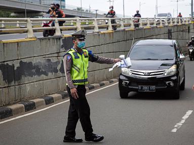Polisi memberhentikan kendaraan yang memasuki jalur khusus Transjakarta saat Operasi Zebra Jaya 2021 di kawasan Jalan Gatot Subroto, Jakarta, Selasa (16/11/2021). Polda Metro Jaya menggelar Operasi Zebra Jaya 2021 pada 15-24 November. (Liputan6.com/Faizal Fanani)