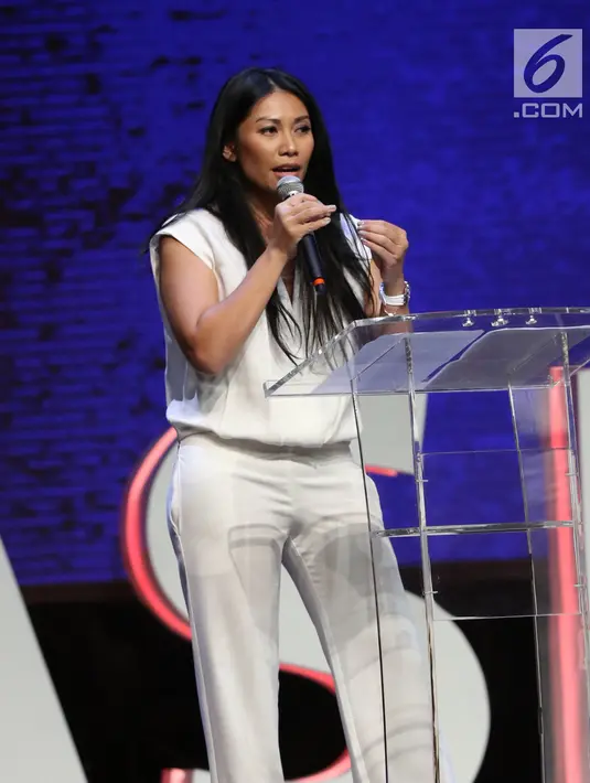 Musisi Anggun Cipta Sasmi saat berbagi cerita dalam 4th Congress of Indonesian Diaspora di Kota Kasablanka, Jakarta, Sabtu (1/7). Dalam acara tersebut, Anggun berbagi pengalaman kisah hidup dalam meraih kesuksesan. (Liputan6.com/Angga Yuniar)
