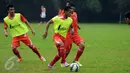 Pemain muda Persija, Rafid Lestaluhu (tengah) mencoba mengecoh rekannya saat latihan di NYTC Sawangan, Depok, Jumat (4/12/2015). Latihan ini persiapan memasuki babak delapan besar Piala Jenderal Sudirman. (Liputan6.com/Helmi Fithriansyah)