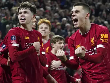 Para pemain Liverpool merayakan kemenangan atas Shrewsbury Town pada laga Piala FA di Stadion Anfield pada Rabu (5/2/2020). Pasukan muda Liverpool menang tipis 1-0 atas Shrewsbury Town. (AP/Jon Super)