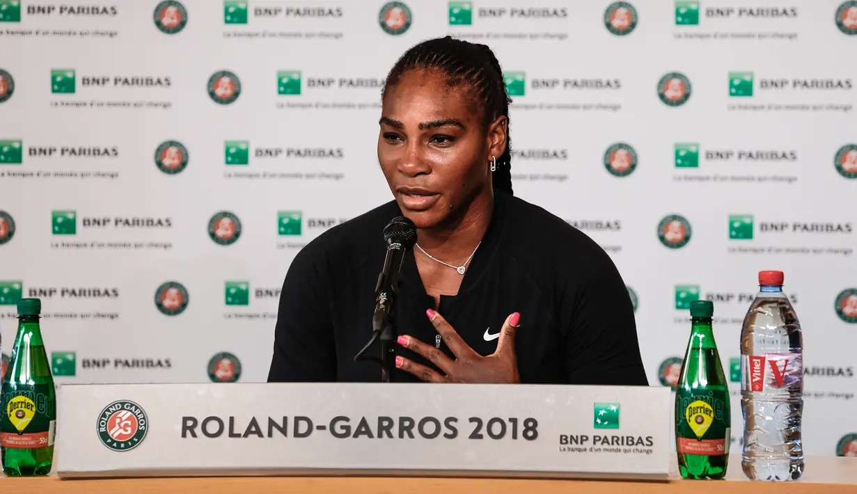 Petenis Amerika Serikat, Serena Williams menggelar konferensi pers terkait pengunduran dirinya dari Prancis Terbuka di Roland Garros, Paris, Senin (4/6). Serena Williams mundur hanya beberapa saat jelang melawan Maria Sharapova. (Pauline BALLET/FFT/AFP)