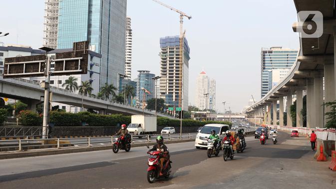 Pengendara melintasi kawasan aturan ganjil-genap, Jalan Gatot Subroto, Jakarta, Sabtu (6/6/2020). Pemprov DKI Jakarta mengeluarkan Pergub nomor 51 Tahun 2020 yang didalamnya mengatur pembatasan kendaraan dengan rekayasa ganjil-genap untuk sepeda motor dan mobil. (Liputan6.com/Helmi Fithriansyah)