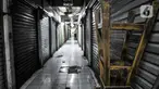 Suasana lorong Pasar Pramuka yang tutup sementara di Jakarta Timur, Minggu (12/7/2020). Aktivitas perdagangan di Pasar Pramuka dihentikan selama tiga hari, mulai dari Sabtu (11/7) hingga Senin (13/7) setelah satu orang pedagang terkonfirmasi positif Covid-19. (merdeka.com/Iqbal Nugroho)