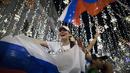 Pawai fans Rusia saat merayakan kemenangan timnya atas Mesir pada Piala Dunia 2018 di Moskow (19/6/2018). Rusia menang 3-1. (AP/Alexander Zemlianichenko)