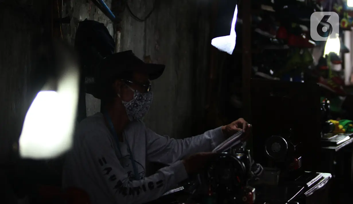 Penjahit vermak pakaian menyelesaikan pekerjaannya di kawasan Jatinegara, Jakarta, Selasa (29/9/2020). Pandemi Covid-19 berdampak pada sepinya pelanggan yang menjahitkan pakaian seperti biasanya. (merdeka.com/Imam Buhori)