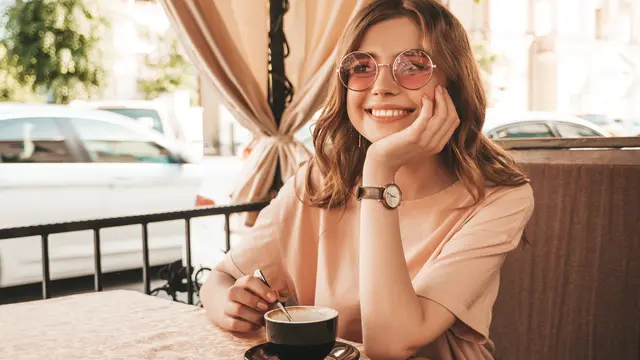 wanita oktober berkelas pintar