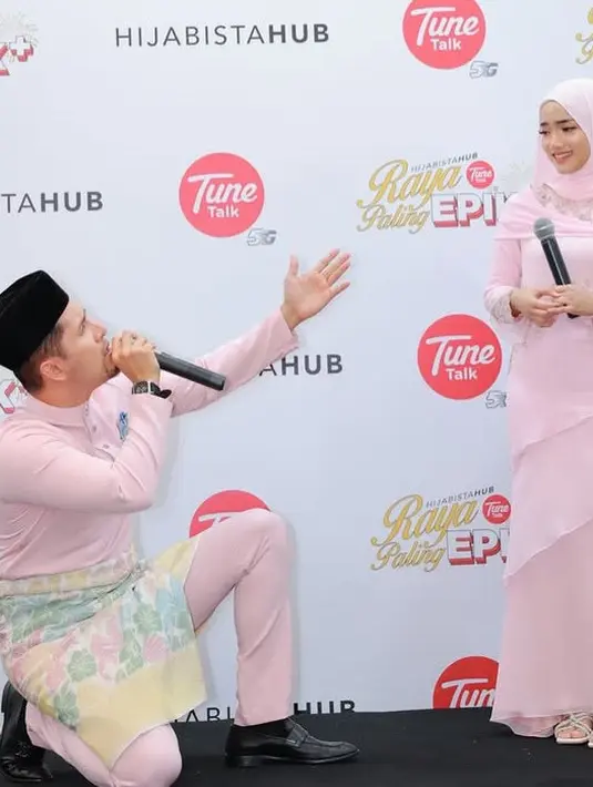 Sementara itu, Fuji tampil serba pink mengenakan baju kurung dengan atasan lengan panjang ruffle dipadukan rok panjang flowy. [@fuji_an]
