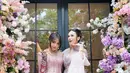 Di hari bahagia kakak-nya tersebut, Fuji An tampil menawan dengan mengenakan kebaya brokat warna pink lengan panjang dari @tyas_kebaya yang dipadukan dengan kain batik sebagai bawahan, serta selendang merah-hitam.  [IG:@fuji_an].