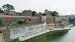 Foto udara menunjukkan tembok pelindung di situs bersejarah Dijicheng, Yangcheng, Shanxi, China, Selasa (7/7/2020). Dibangun dan dikembangkan pada era Dinasti Ming dan Qing, kota kuno Guoyu dan situs bersejarah Dijicheng adalah kompleks benteng kuno yang khas di China utara. (Xinhua/Chai Ting)