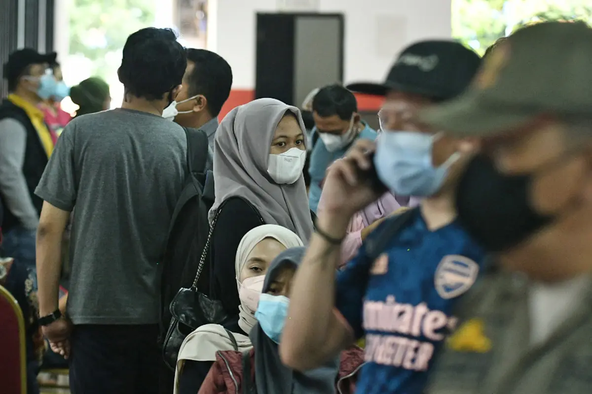 Vaksinasi COVID-19 untuk Warga Usia 18 sampai 50 Tahun di GOR Ciracas